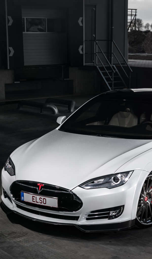 Белый автомобиль Tesla Model S 