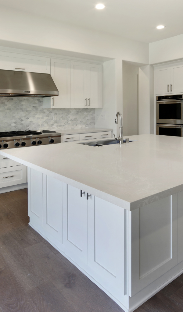 Белая большая кухня со столом