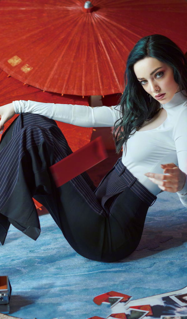 Молодая американская актриса Эмма Думонт на полу с зонтами