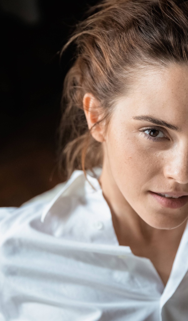 Молодая актриса Эмма Уотсон в белой рубашке