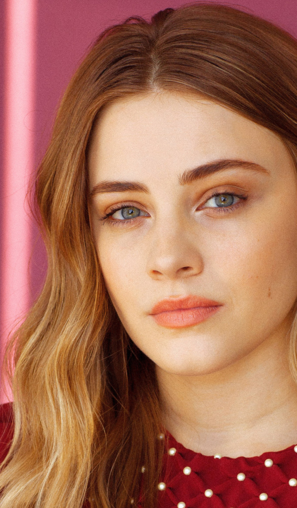 Молодая актриса Джозефин Лэнгфорд на розовом фоне