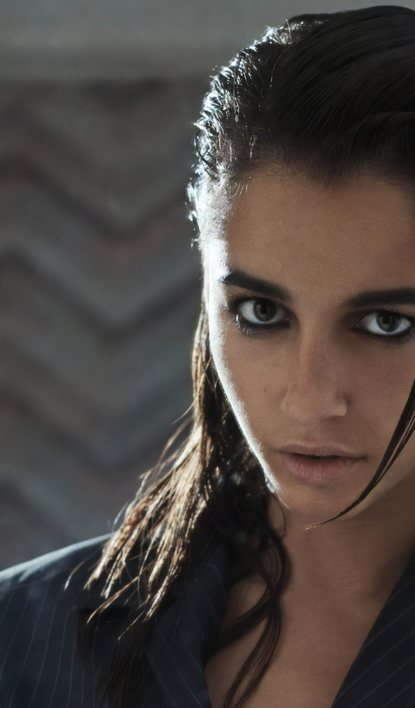 Молодая актриса Наоми Скотт с мокрыми волосами