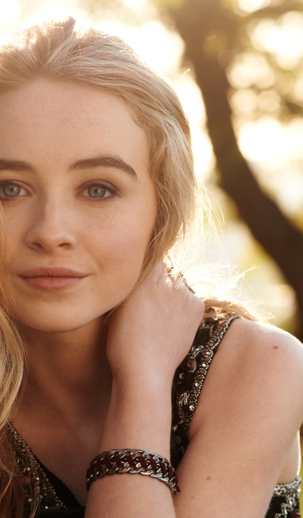 Молодая красивая девушка, актриса Сабрина Карпентер в лучах солнца