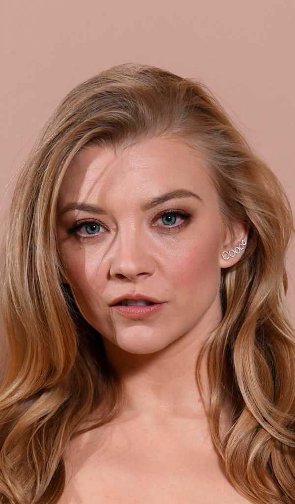 Молодая блондинка, актриса Натали Дормер на розовом фоне