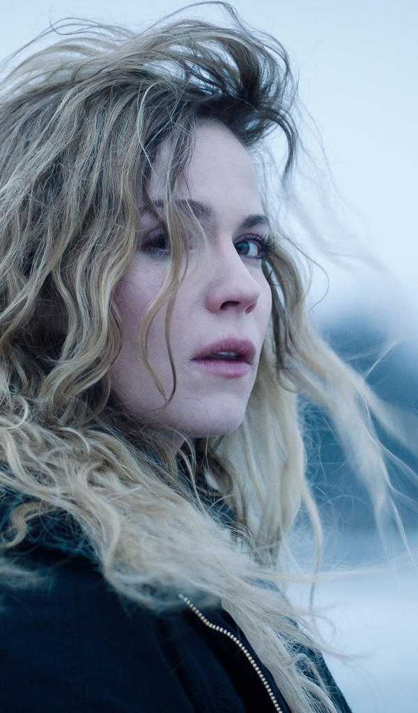 Молодая блондинка, актриса Пихла Вийтала вид сбоку