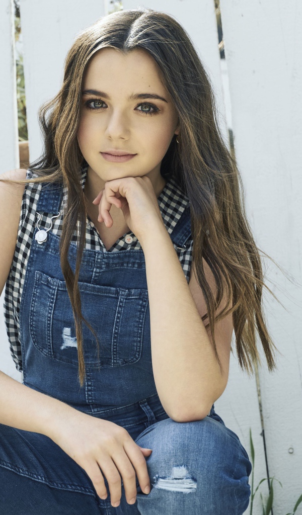 Молодая девушка, актриса Алекса Нисенсон у забора