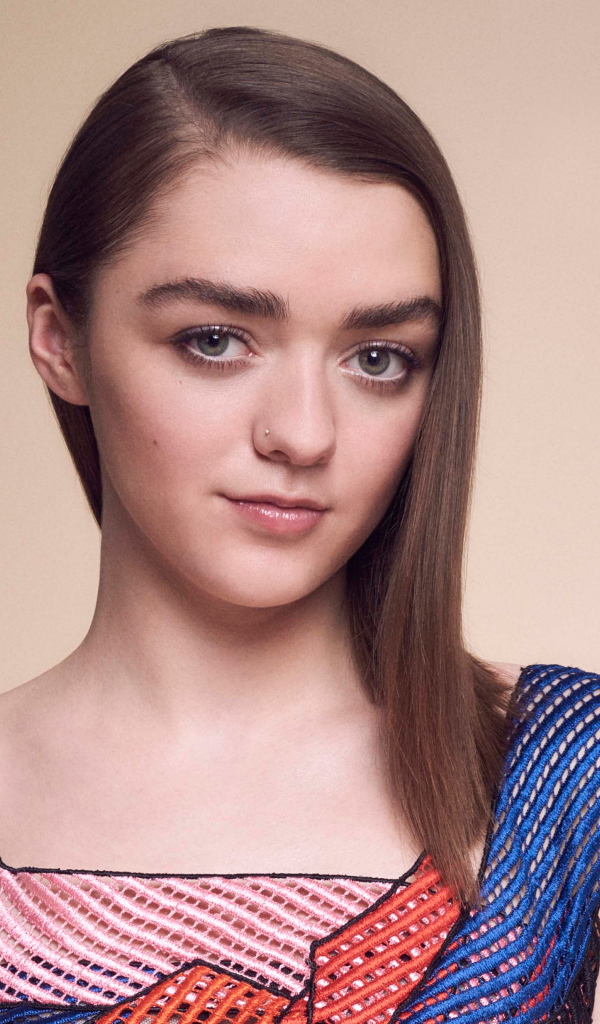 Молодая девушка, актриса Мэйси Уильямс на розовом фоне