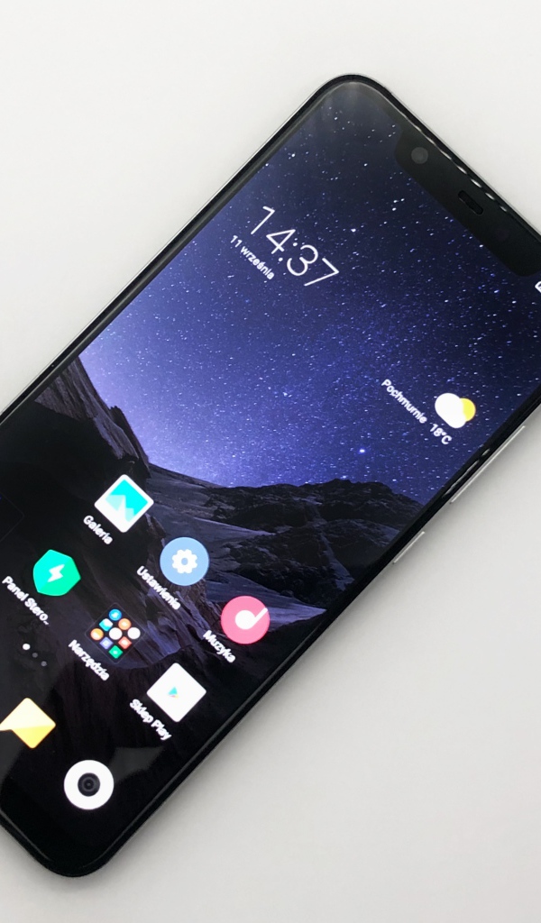 Новый черный смартфон Xiaomi Mi 8 на белом фоне