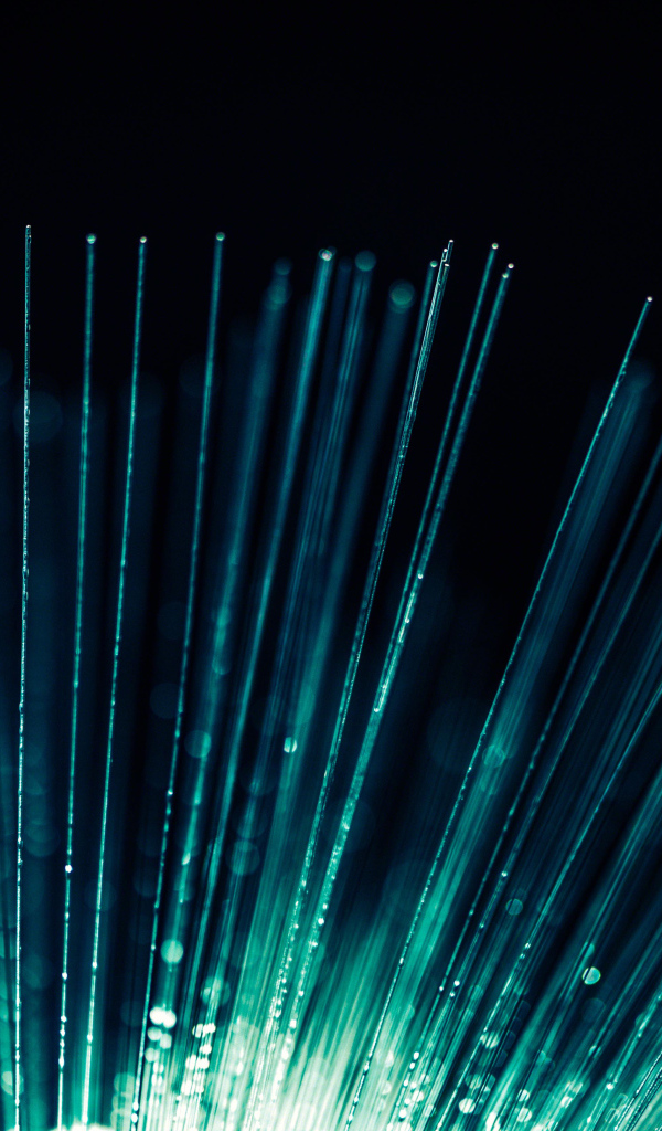 Неоновые лучи лампы на черном фоне 