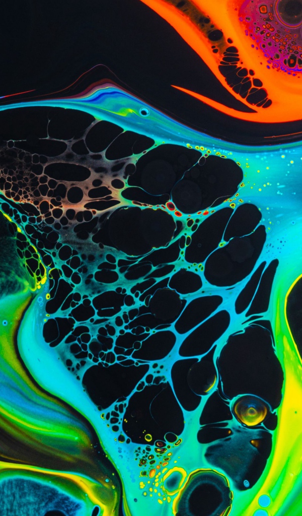 Разводы разноцветной краски на черном фоне