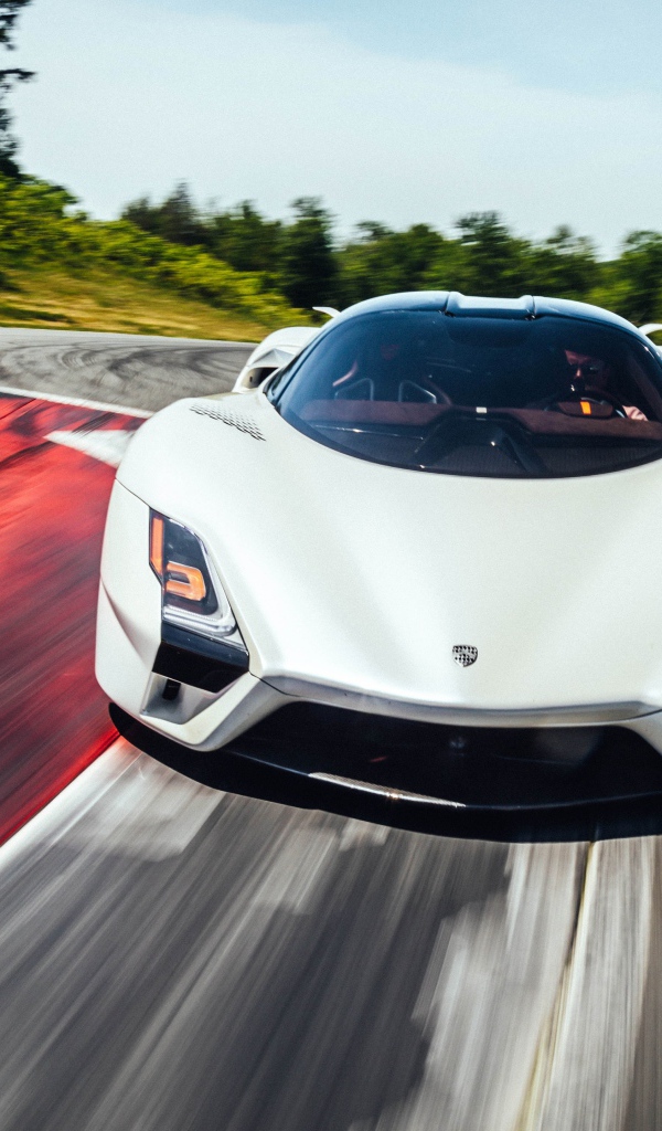 Гоночный автомобиль  SSC Tuatara, 2019 года на трассе