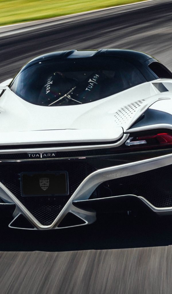 Спортивный автомобиль SSC Tuatara, 2019 года на трассе