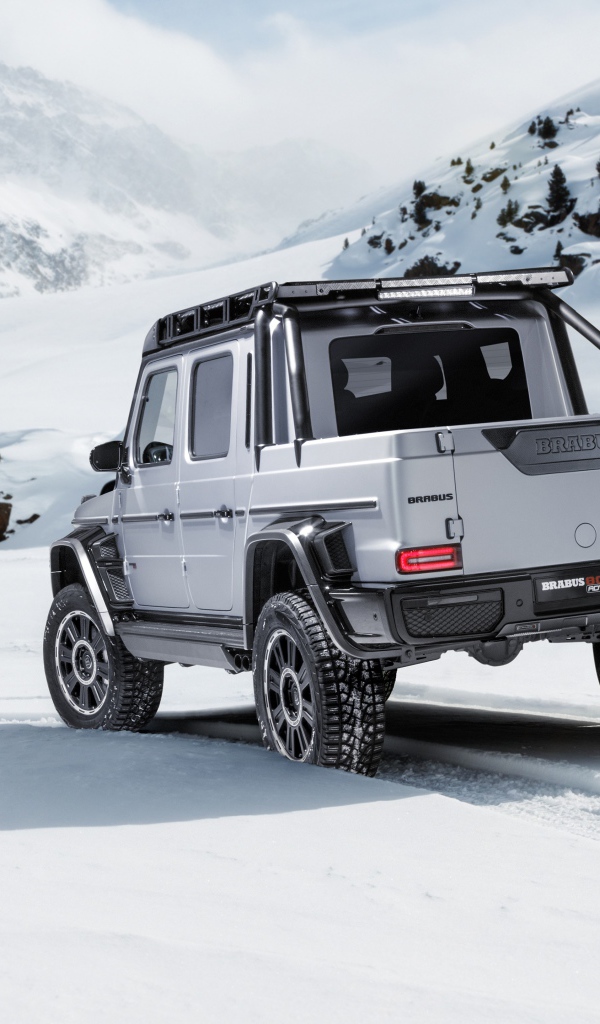 Автомобиль Brabus 800 Adventure XLP 2020 года в заснеженных горах 