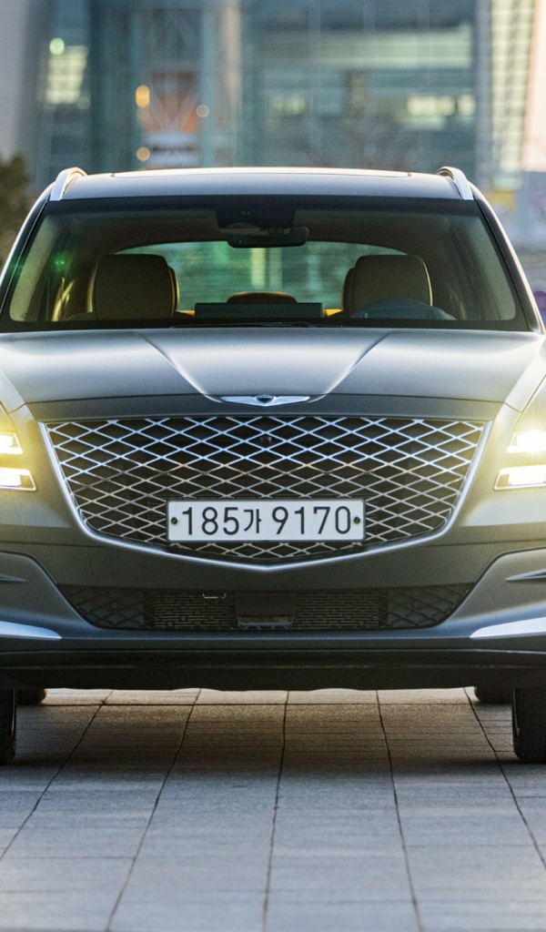 Автомобиль Genesis GV80,  2020 года с включенными фарами