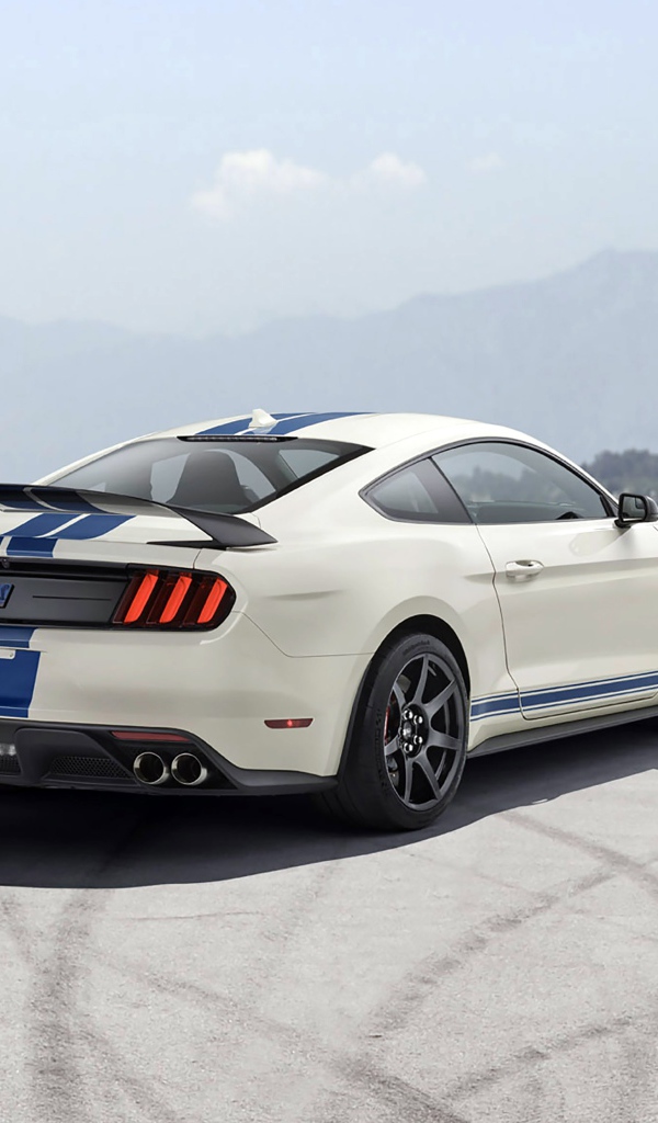 Автомобиль  Shelby GT350, 2020 года на асфальте