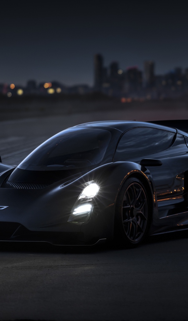 Черный гоночный автомобиль Czinger 21C Lightweight Track 2020 года на трассе