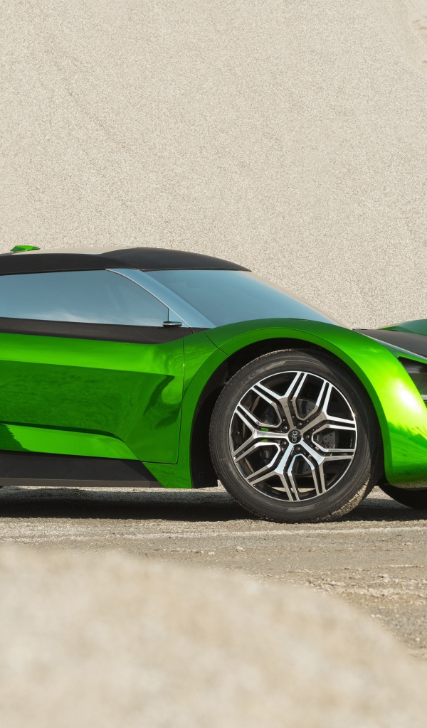 Зеленый автомобиль GFG Vision 2020 года стоит на песке