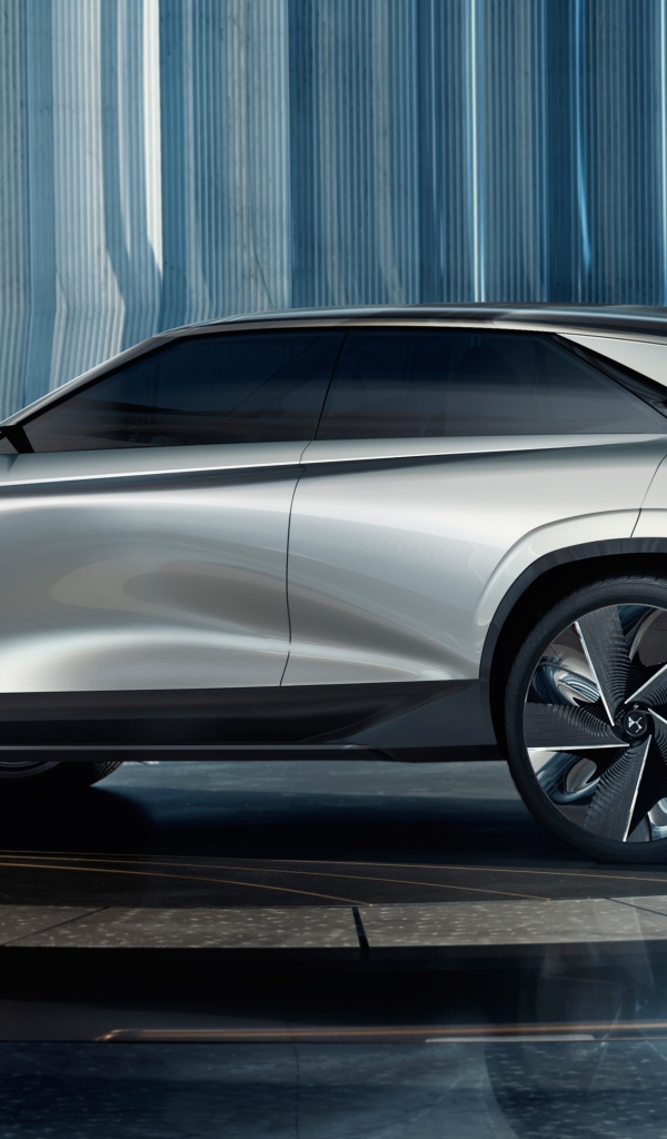 Серебристый автомобиль DS Aero Sport Lounge 2020 года вид сбоку