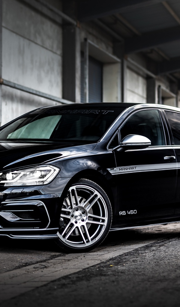 Черный автомобиль Manhart RS 450, 2020 года у здания 