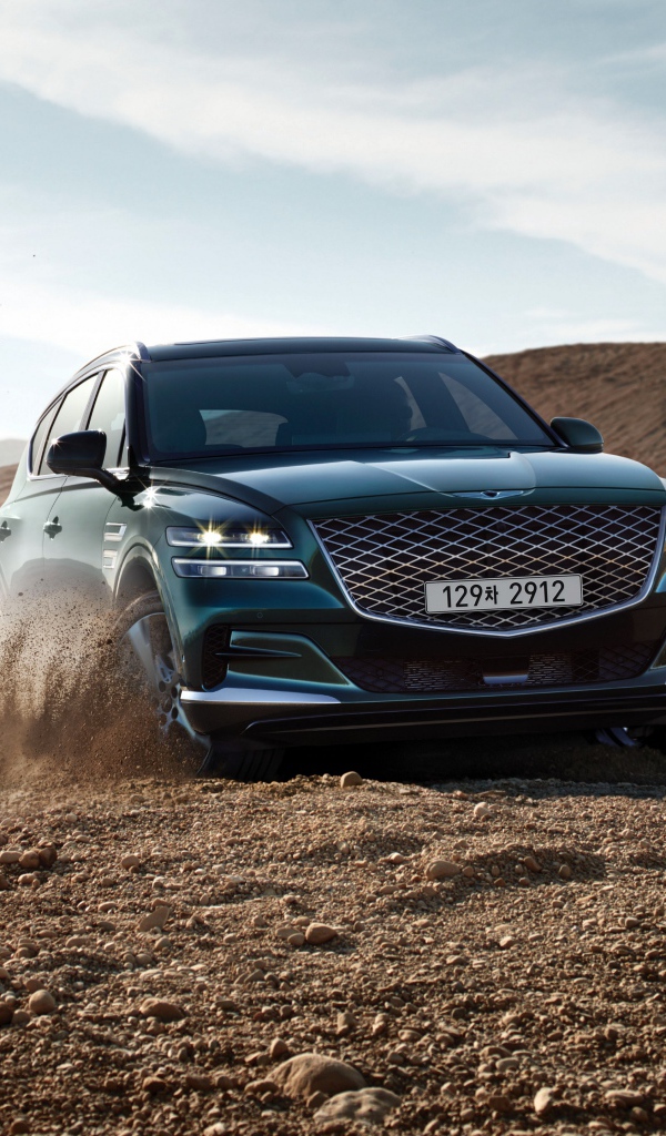 Внедорожник Genesis GV80, 2020 года на бездорожье 