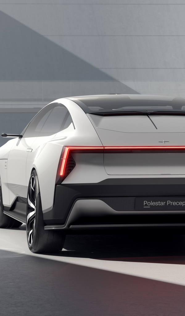 Серебристый автомобиль Polestar Precept 2020 года на фоне серой стены