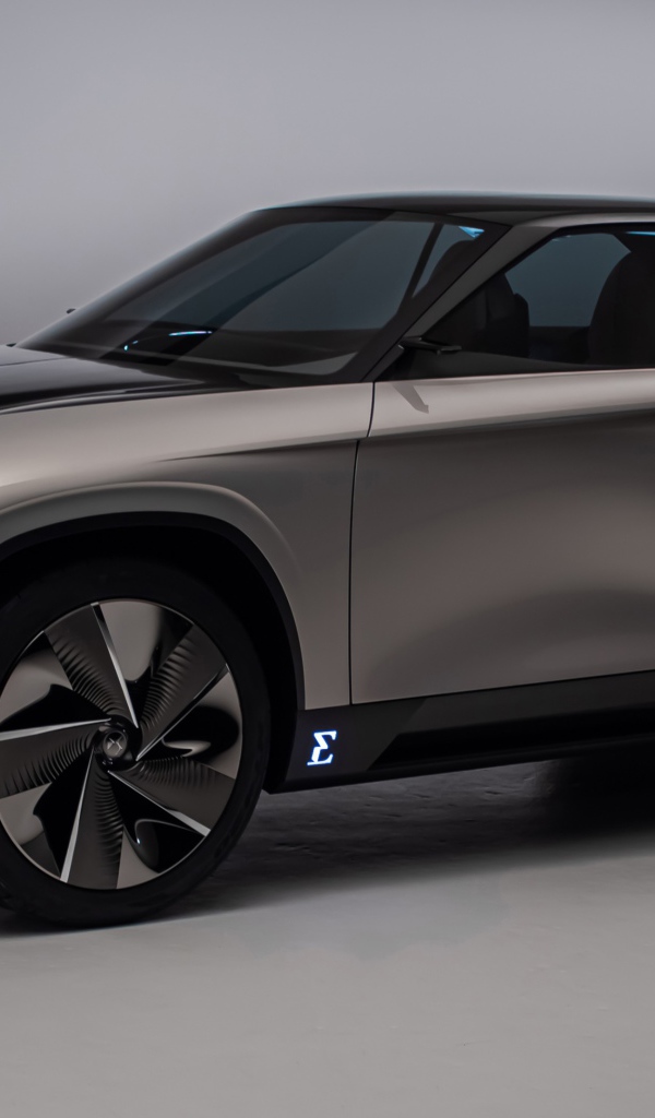 Серебристый автомобиль DS Aero Sport Lounge 2020 года на сером фоне