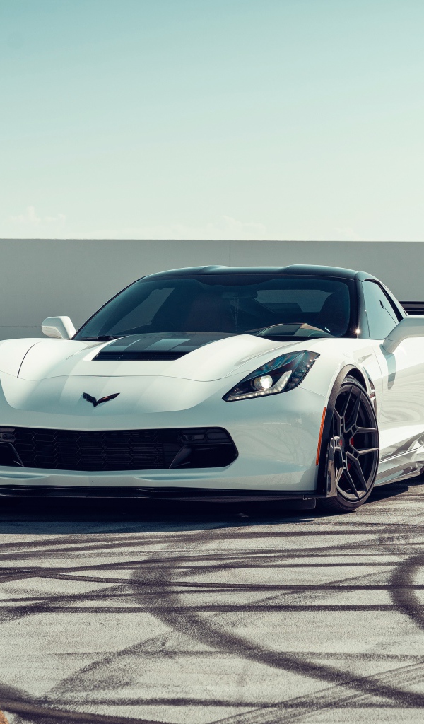 Белый спортивный автомобиль Corvette Grand Sport