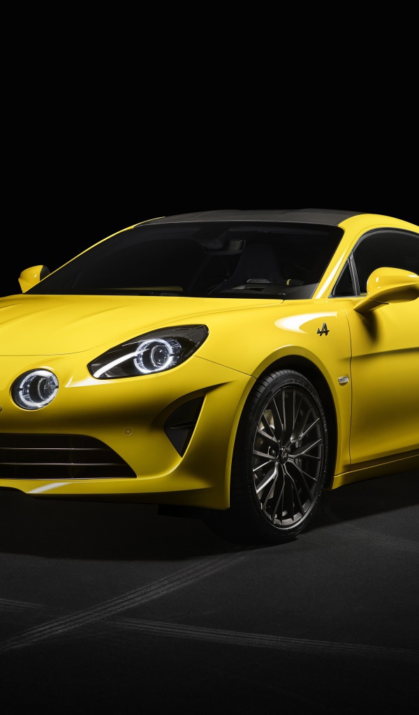 Желтый автомобиль Alpine A110 Color Edition 2020 года на черном фоне