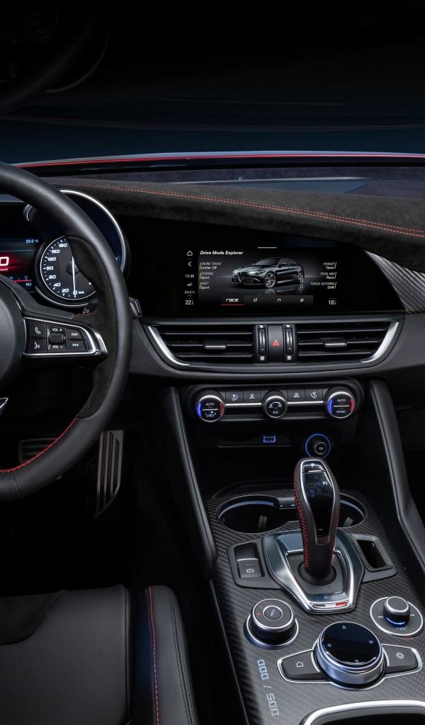 Салон автомобиля Alfa Romeo Giulia GTAm 2020 года 