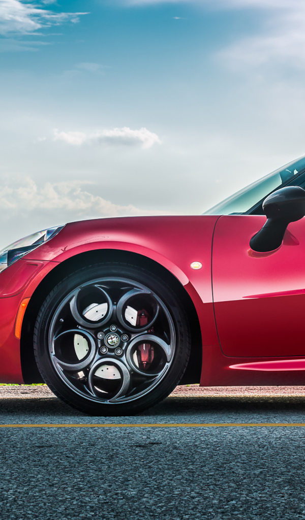 Красный автомобиль Alfa Romeo 4C на трассе 