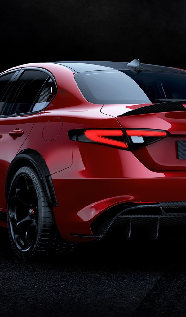 Красный автомобиль Alfa Romeo Giulia GTA 2020 года вид сзади