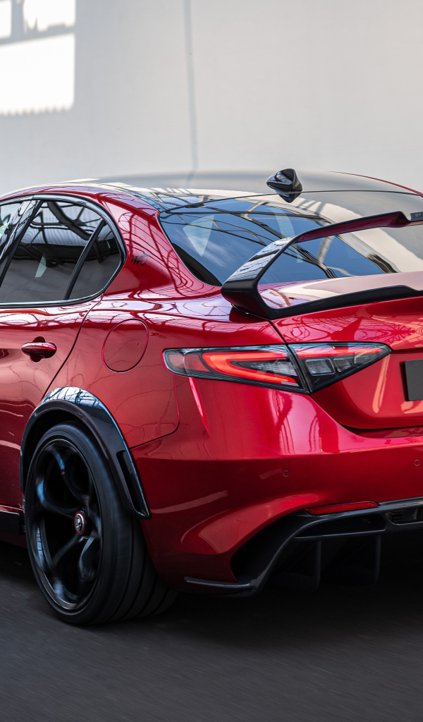 Красный автомобиль Alfa Romeo Giulia GTAm 2020 года готовится в гонкам