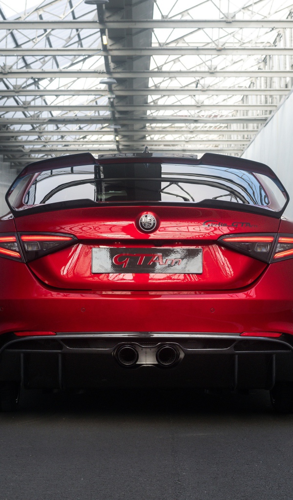 Красный автомобиль Alfa Romeo Giulia GTAm 2020 года вид сзади