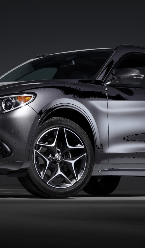 Серебристый автомобиль Alfa Romeo, 2020 года на сером фоне