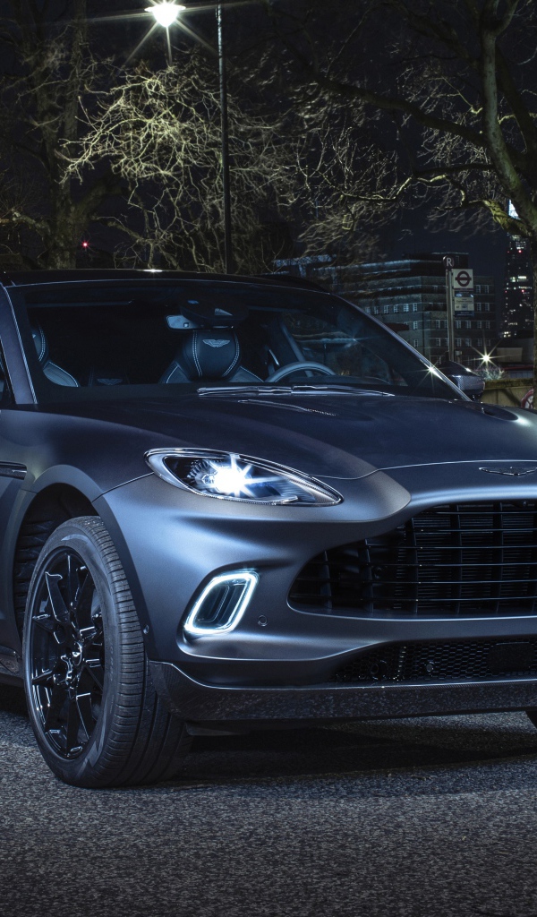 Автомобиль Aston Martin DBX Q Concept 2020 года с включенными фарами