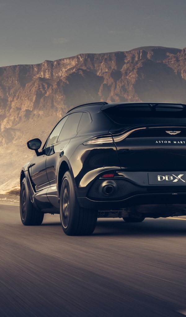 Черный внедорожник Aston Martin DBX 2020 года в горах 