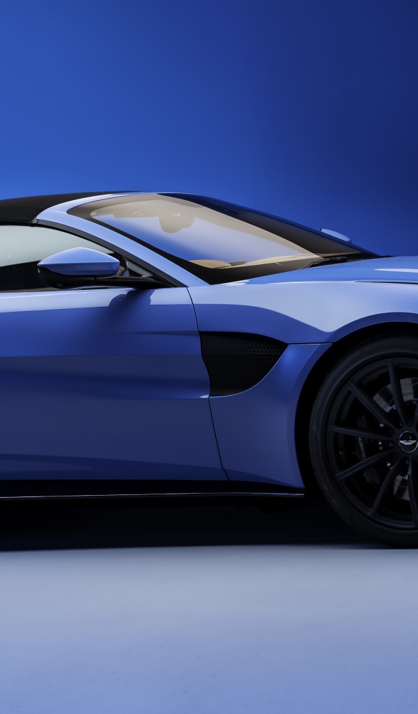 Синий автомобиль Aston Martin Vantage Roadster 2020 года 