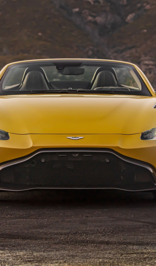 Автомобиль  Aston Martin Vantage Roadster, 2021 года с включенными фарами