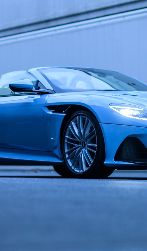 Автомобиль Aston Martin DBS Superleggera Volante в порту 