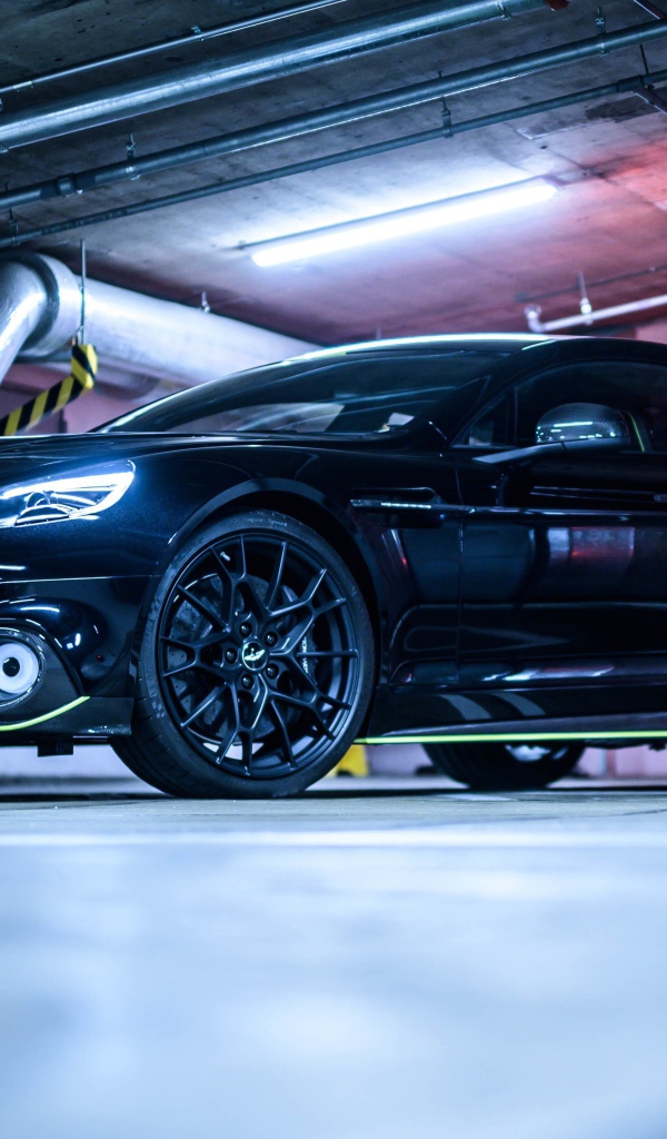 Черный автомобиль Aston Martin Rapide AMR в гараже