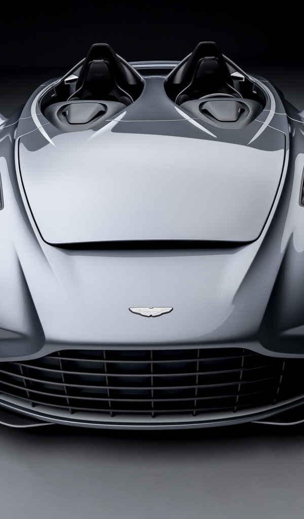 Серебристый автомобиль Aston Martin V12 Speedster 2020 года на сером фоне