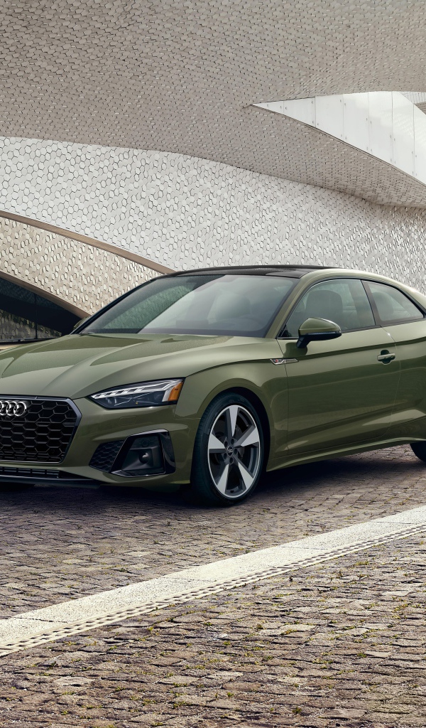 Автомобиль  Audi A5 Coupe 45 TFSI Quattro S Line 2020 года у здания 