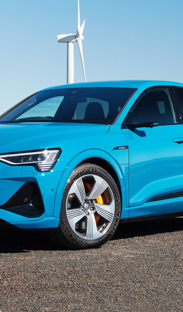 Голубой автомобиль Audi E-Tron 55 Quattro Sportback S Line 2020 года 