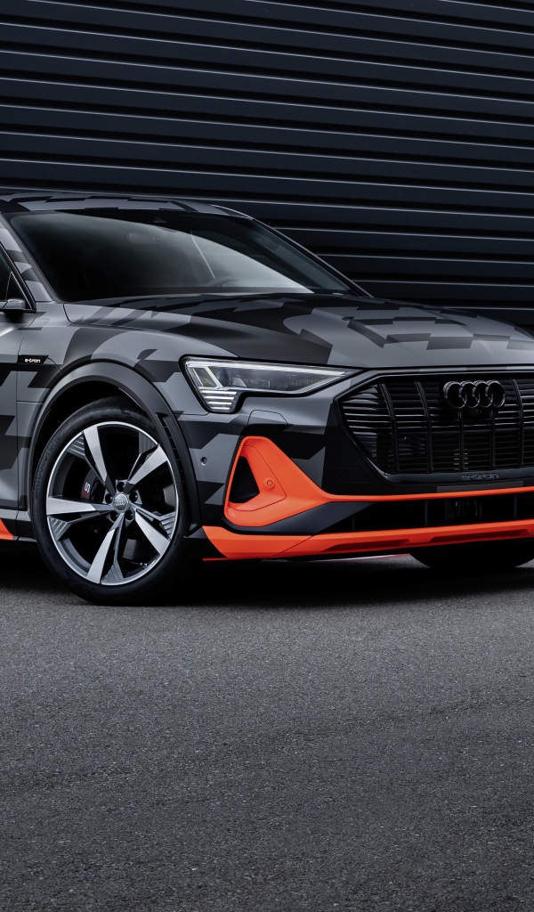 Автомобиль Audi E-Tron S Sportback Prototype 2020 года на фоне черной стены 