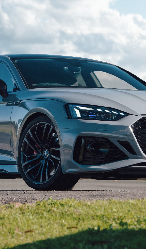 Серебристый автомобиль Audi RS 5 Sportback 2020 года 
