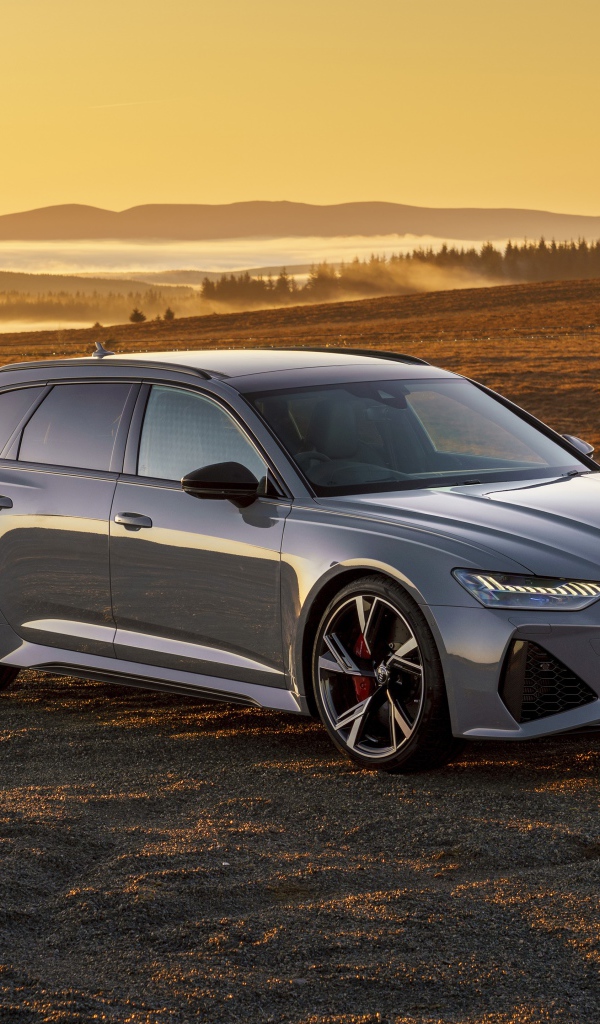 Автомобиль Audi RS 6 Avant 2020 года на фоне заката