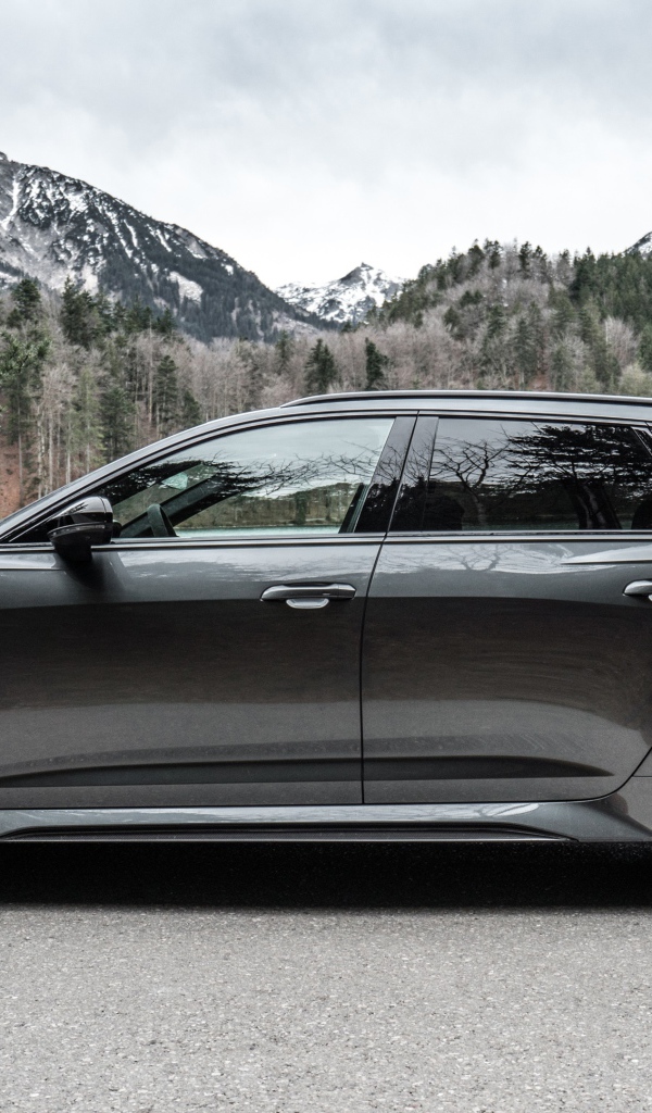 Автомобиль Audi RS 6 Avant 2020 года на фоне гор