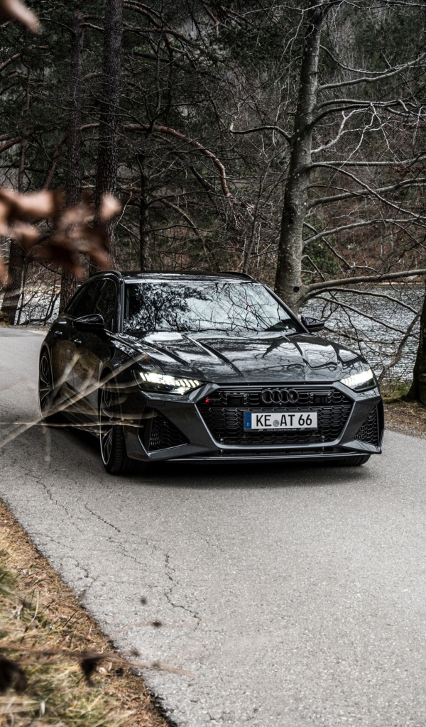 Автомобиль Audi RS 6 Avant 2020 года едет по дороге 