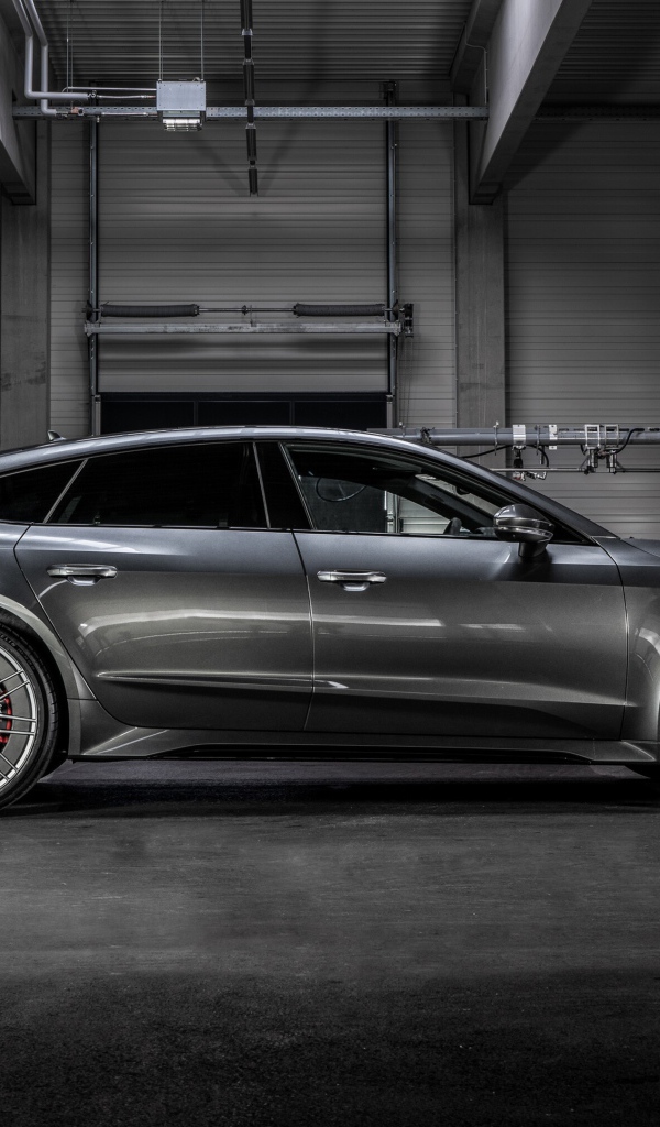Автомобиль  Audi RS 7 Sportback 2020 года в гараже вид сбоку 