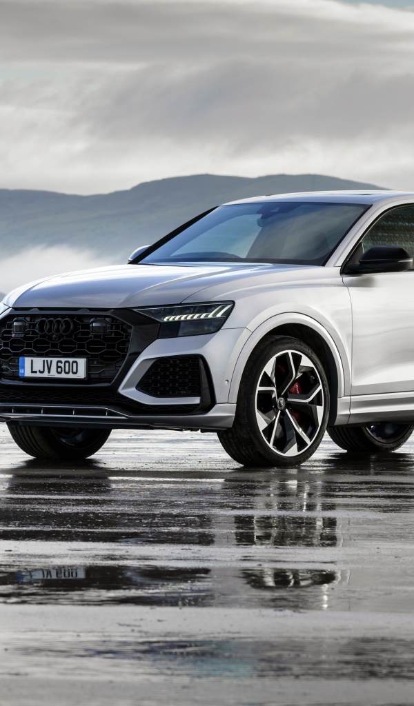 Внедорожник Audi RS Q8 2020 года на мокром асфальте 